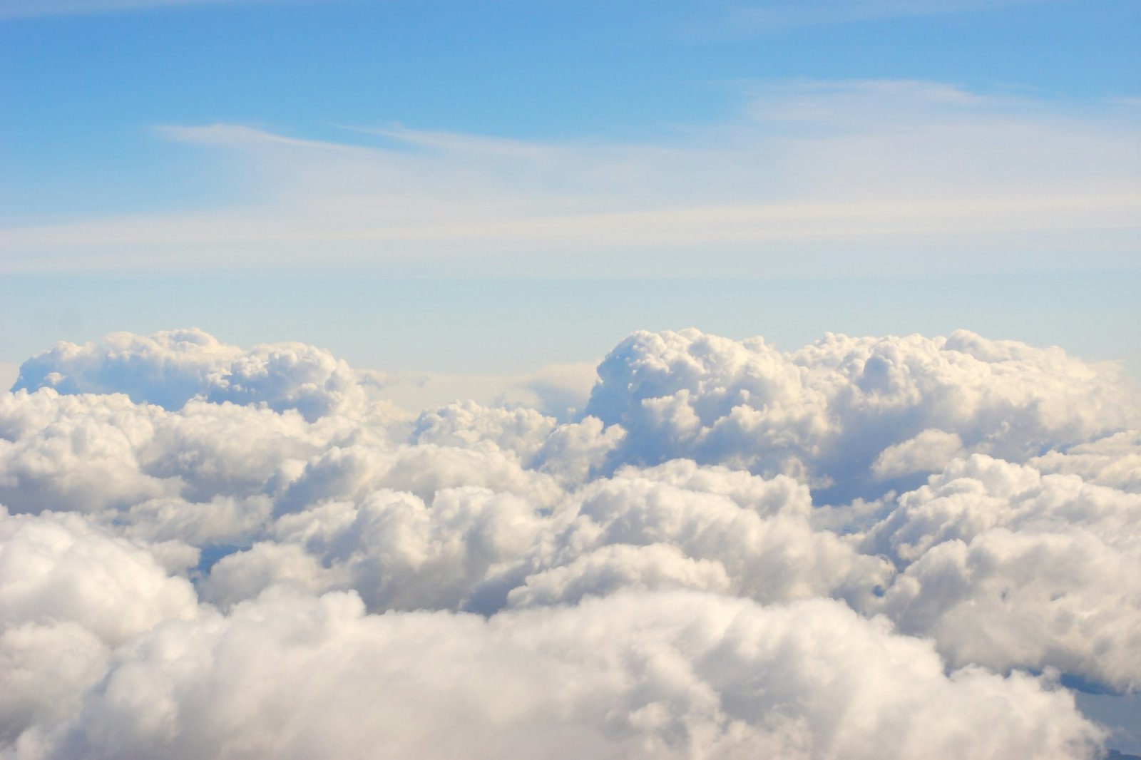 Cielo azul claro con nubes suaves